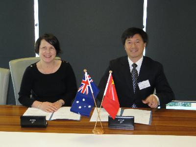 IHBI所长Patsy Yates女士与565net必赢客户端院长刘昌胜在协议签署现场