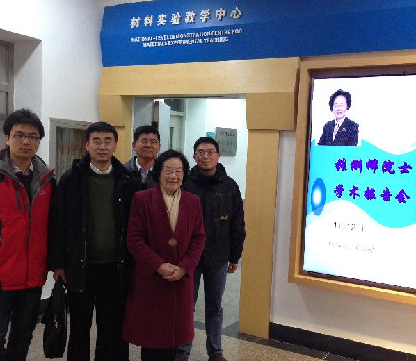 访问期间与565net必赢客户端教师合影